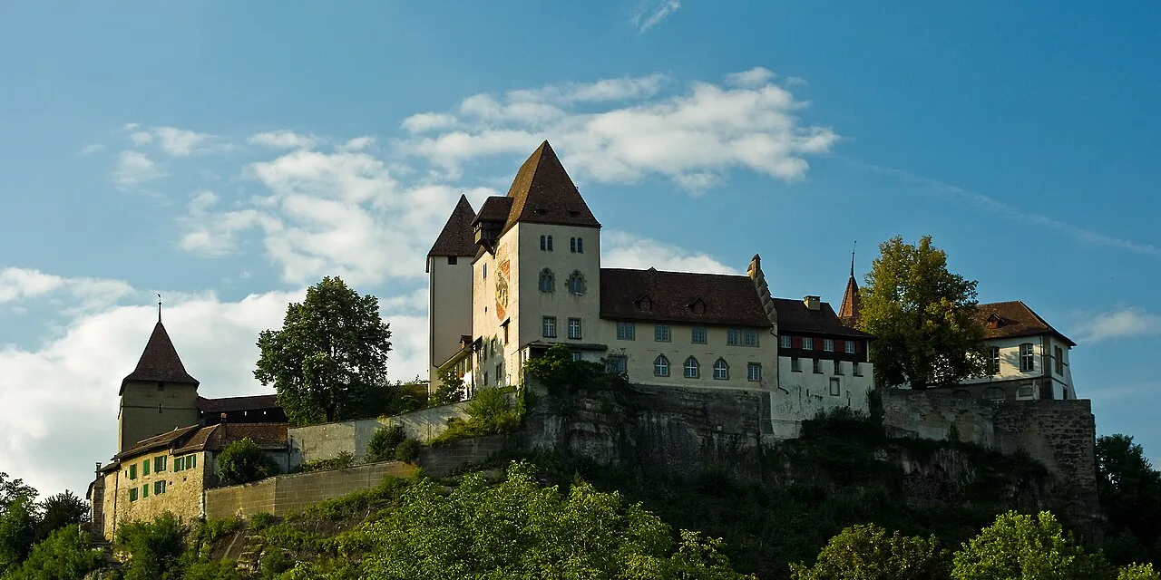 Schloss Burgdorf im Abendlicht im Kanton Bern